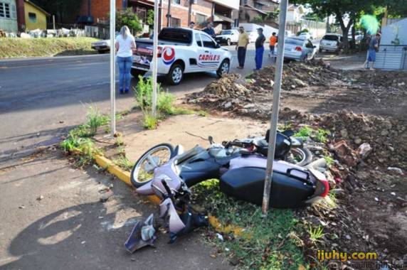 Motocicleta teve danos de grande monta. Acidente ocorreu na 

rotatória entre as ruas das Chácaras e Flores da Cunha, no bairro Tiaraju