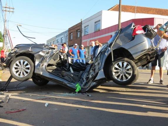 Honda Civic ficou destruído após acidente na Rua 10 de Novembro