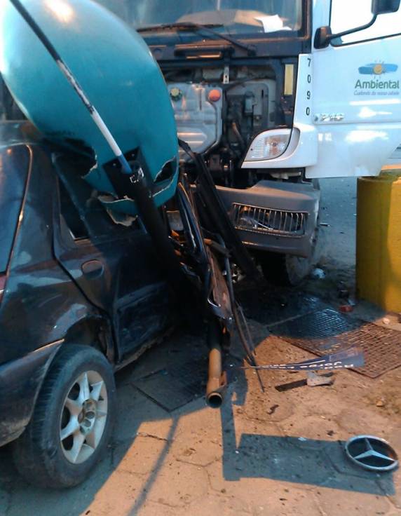 Duas pessoas morreram na 

colisão entre um Fiesta e um caminhão de lixo na Rodovia Jorge Lacerda