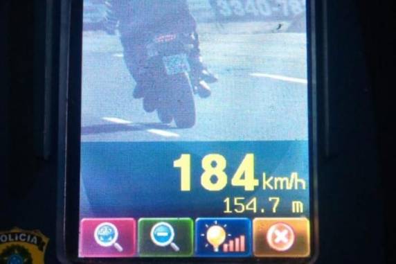 Radar móvel da Polícia Rodoviária Federal identificou motociclista que fazia racha na rodovia