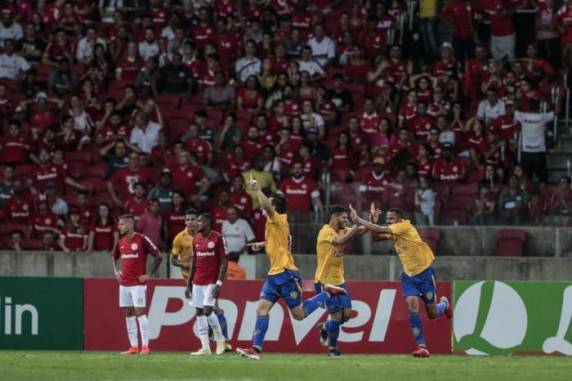 Equipe de Odair Hellmann abriu o placar com gol contra de Adriano Lara, mas Dão e Felipe marcaram para os visitantes