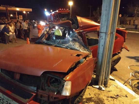 Condutor de 24 anos trafegava na Avenida Tiaraju quando teria perdido o controle da direção