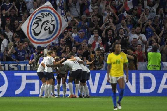 Após empate em 1 a 1 no tempo normal, francesas conseguiram marcar um gol em jogada de bola parada