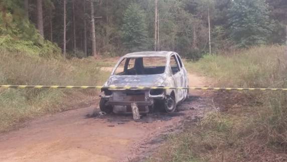 O caso aconteceu na localidade de Ribeirão Urú, no interior da cidade. Quando a equipe chegou, fogo já havia consumido grande parte do veículo, segundo a corporação