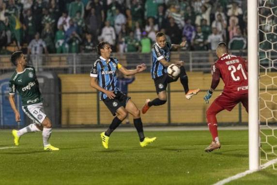 Equipe de Renato Portaluppi ganhou por 2 a 1, no Pacaembu, com gols de Everton e Alisson