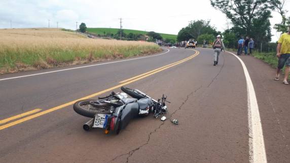 Um acidente de trânsito entre duas motocicletas resultou na morte de uma pessoa e deixou outra gravemente ferida