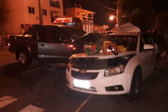 O Corpo de Bombeiros de Itapiranga atendeu um acidente de trânsito grave na Rua do Comércio, próximo à fábrica de ração, envolvendo Volkswagen Amarok com placas de Iporã do Oeste