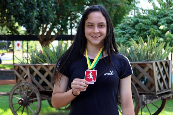 Caroline Carvalho Quaresma, 14 anos, assinou contrato com time de futebol feminino de Brasília