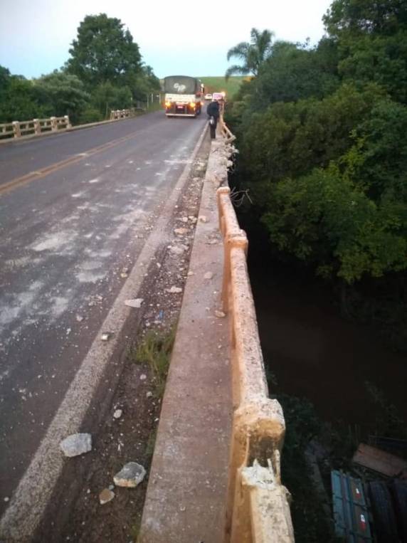 Caminhão caiu da ponte sobre o Rio Cotovelo. Duas pessoas ocupavam o veículo, sendo que uma morreu no local do acidente
