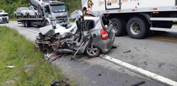 Na BR-282, duas pessoas morreram após acidente entre dois carros e caminhão na Grande Florianópolis. No Vale do Itajaí, capotamento deixou feridos na BR-470