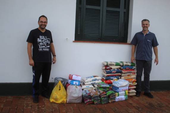 Alimentos, peças de roupas e dinheiro foram entregues para APAEs, hospitais, lares de acolhimento de crianças e idosos, e Cruz Vermelha