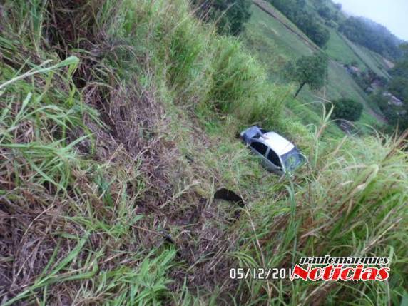 Motorista perde o controle de direção e desce barranco com automóvel - foto 2