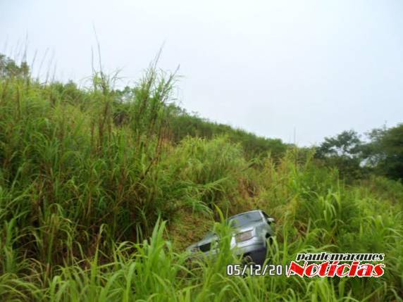 Motorista perde o controle de direção e desce barranco com automóvel - foto 3