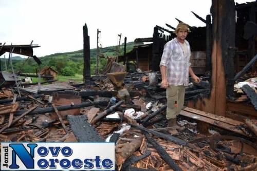 A família estava dormindo e não percebeu o incêndio.