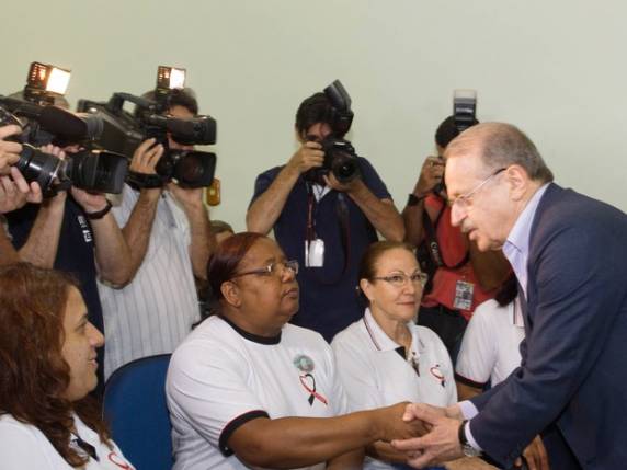 Quase 11 meses após tragédia, governador foi recebido por pais de vítimas.