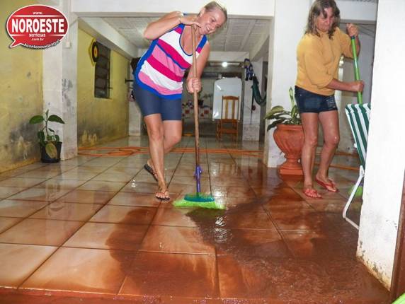 A chuva de 90mm no perímetro urbano, registrada no final da tarde desta sexta-feira, alagou várias casas.