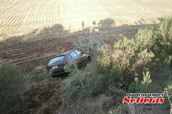 O veículo ficou 

abandonado no local