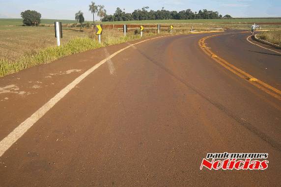 O veículo ficou 

abandonado no local