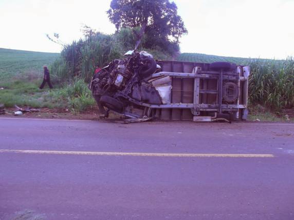 Caminhão e carro colidem na ERS 324 em Ronda Alta, deixa uma vítima fatal e feridos - foto 2