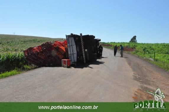 Caminhão carregado de frango tomba na ERS-163 em Vista Gaúcha - foto 3