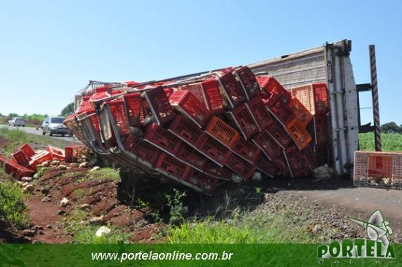 Caminhão carregado de frango tomba na ERS-163 em Vista Gaúcha - foto 2