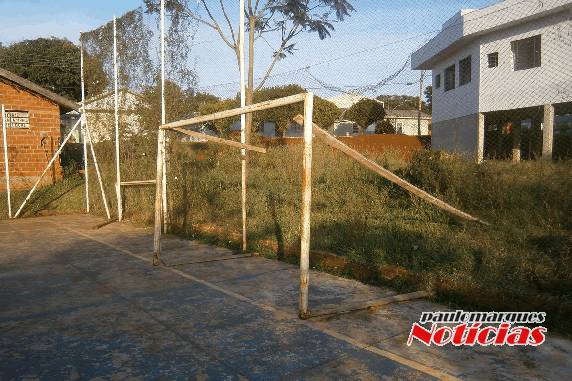 Quadra
de esporte do bairro Santa Rita oferece riscos a integridade física das crianças do bairro - foto 3