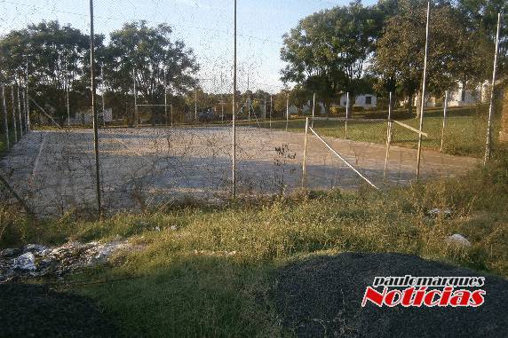 Quadra
de esporte do bairro Santa Rita oferece riscos a integridade física das crianças do bairro - foto 2