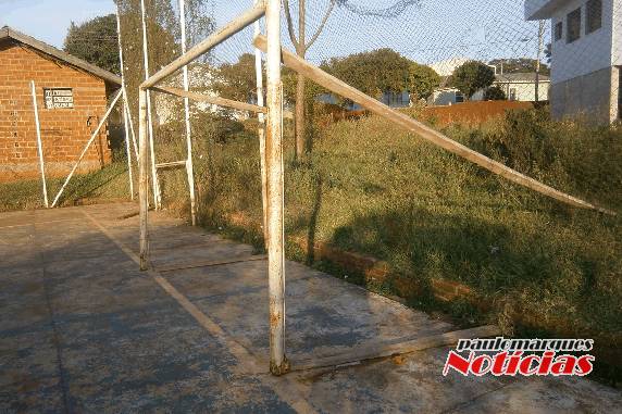 Segundo os moradores do bairro praça de esportes está abandonada.
