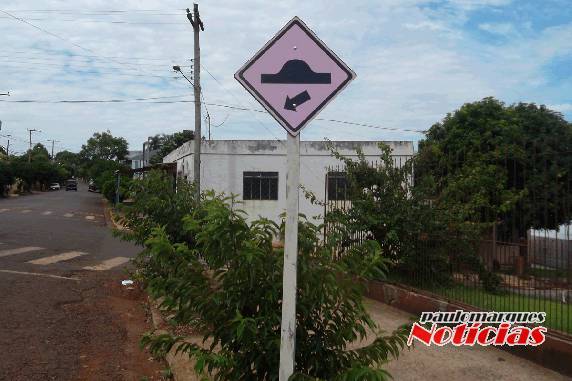 Placas cor de rosa chamam a atenção no trânsito de Três de Maio - foto 3
