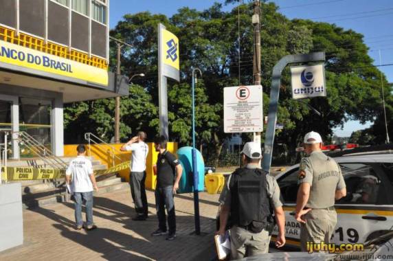 Arrombados dois caixas
eletrônicos do Banco do Brasil em Ijuí - foto 3