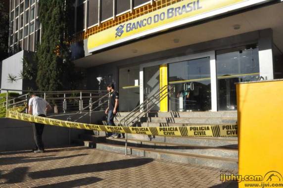 Pelas primeiras informações, três criminosos encapuçados ficaram do lado de fora 

monitorando o local, enquanto outros perpetraram o ato criminoso