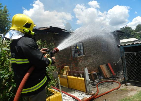 Casa é destruída pelo fogo em Passo Fundo - foto 2
