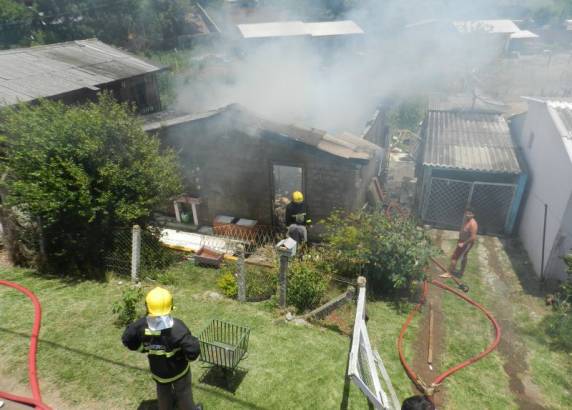 Casa é destruída pelo fogo em Passo Fundo - foto 3