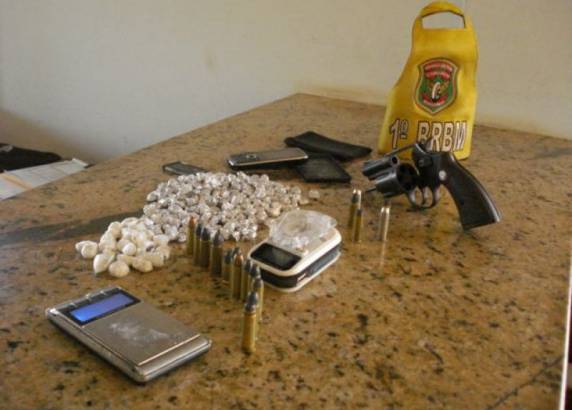 Denúncia anônima leva a prisão de
envolvidos com tráfico de drogas - foto 3