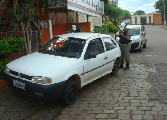 Dupla é presa com carro furtado
após realizar manobra perigosa na frente de viatura da Brigada Militar - foto 3