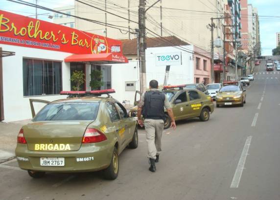 Dupla é presa com carro furtado
após realizar manobra perigosa na frente de viatura da Brigada Militar - foto 2