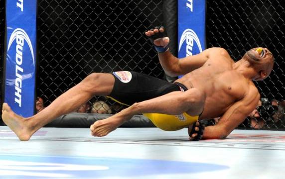 Anderson sofre fratura chocante em chute, e Weidman mantém cinturão - foto 3