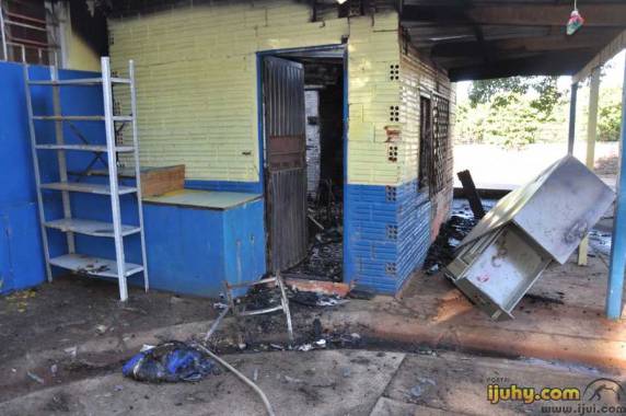 Incêndio
atinge Escola Estadual São Geraldo, em Ijui - foto 2
