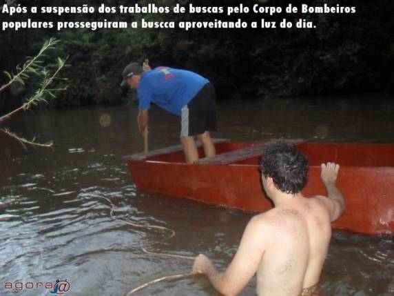 Populares resgatam o
corpo do operário Ederson Schwantes das águas do Rio Palmeira, em Panambi - foto 2