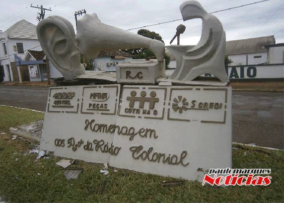 Motorista bate e destrói monumento comemorativo aos
50 anos da Rádio Colonial AM - foto 3