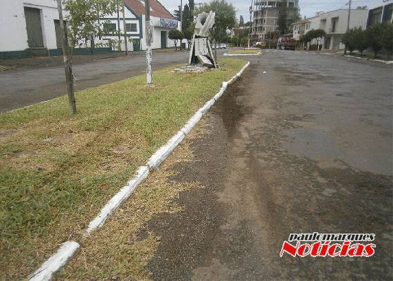 Motorista bate e destrói monumento comemorativo aos
50 anos da Rádio Colonial AM - foto 2