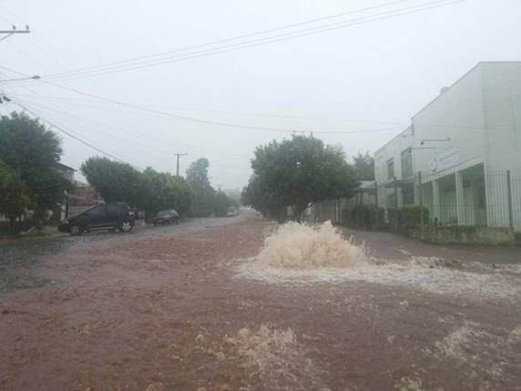 Forte chuva alaga casas em Santa Rosa - foto 2