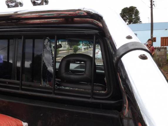 Camioneta que trafegava
na BR468 em Tiradentes do Sul, é atingida por objeto - foto 2