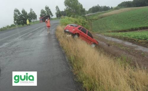 Veículo saiu da pista e desceu barranco na ERS 207 entre Crissiumal e Humaitá - foto 2