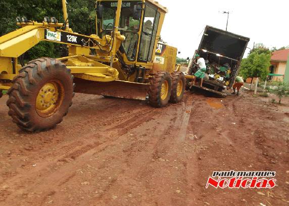 Caminhão do lixo seco cai em
vala próximo ao CTG em Três de Maio - foto 2