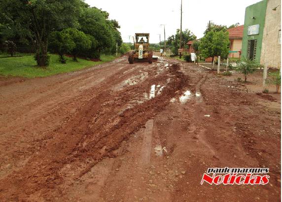 Caminhão do lixo seco cai em
vala próximo ao CTG em Três de Maio - foto 3