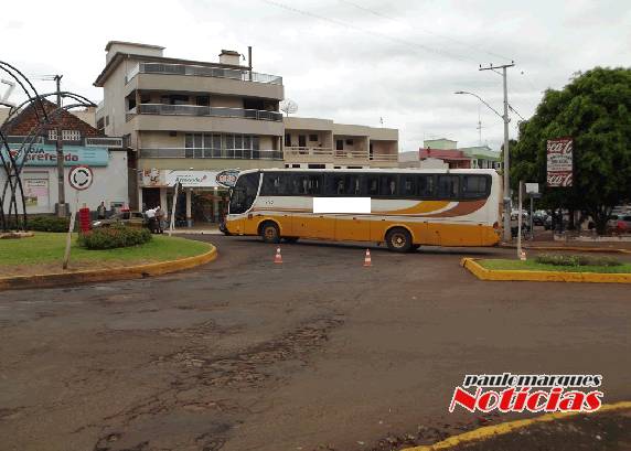 Motoqueiro fica ferido em acidente com ônibus no centro de Três de Maio - foto 2