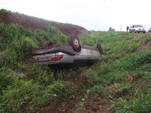 Carro capota na ERS 155 em Chiapeta - foto 3