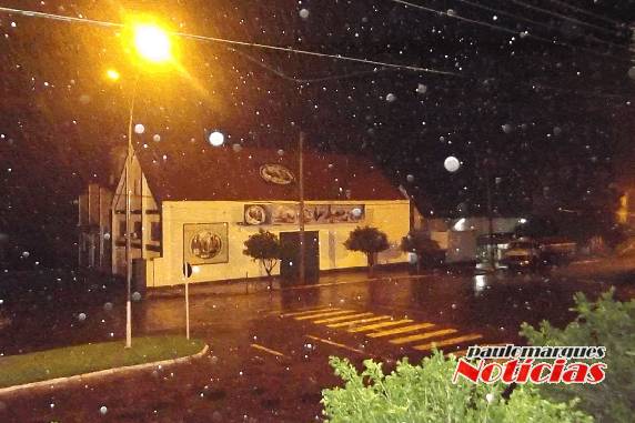 As imagens mostram o tempo em Três de Maio 

após as 4h da madrugada, quando uma forte chuva com pequenas pedras de granizo e rajadas de vento atingiu a cidade