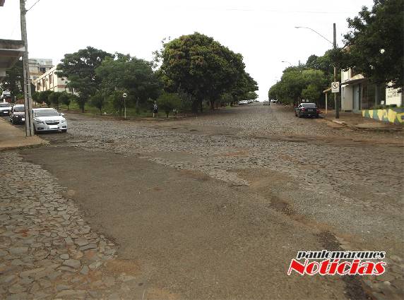 Cruzamento de ruas no centro de Três de Maio deixa um aspecto feio para a cidade - foto 2